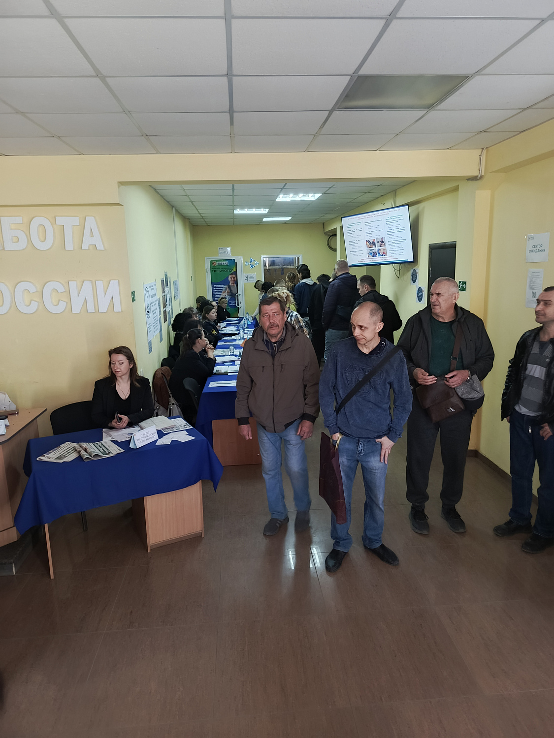 Представители ФАУ «РосКапСтрой» посетили центры занятости регионов в рамках Всероссийской ярмарки трудоустройства 2025