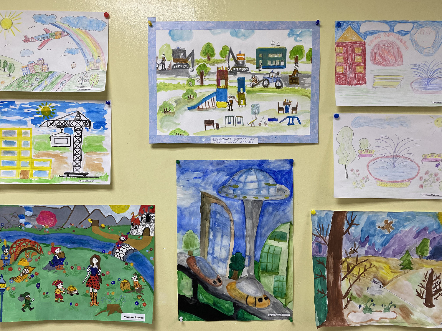 08 сентября Юлия Максимова наградила финалистов и участников конкурса детского рисунка «Строим Тулун будущего!»