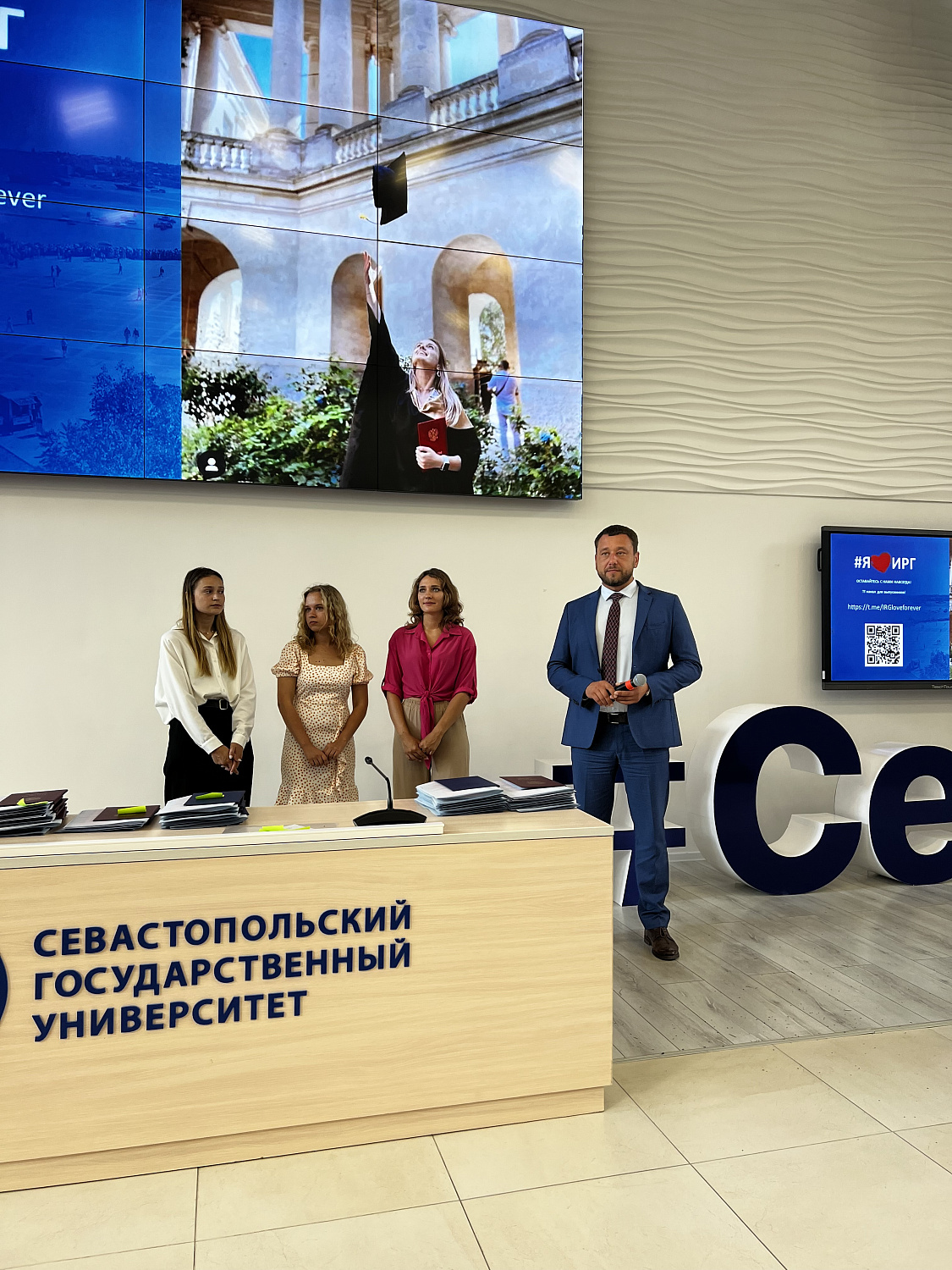 Руководитель Севастопольской дирекции ФАУ «РосКапСтрой» Игорь Шашков принял участие в церемонии вручения дипломов выпускникам Института развития города СевГУ