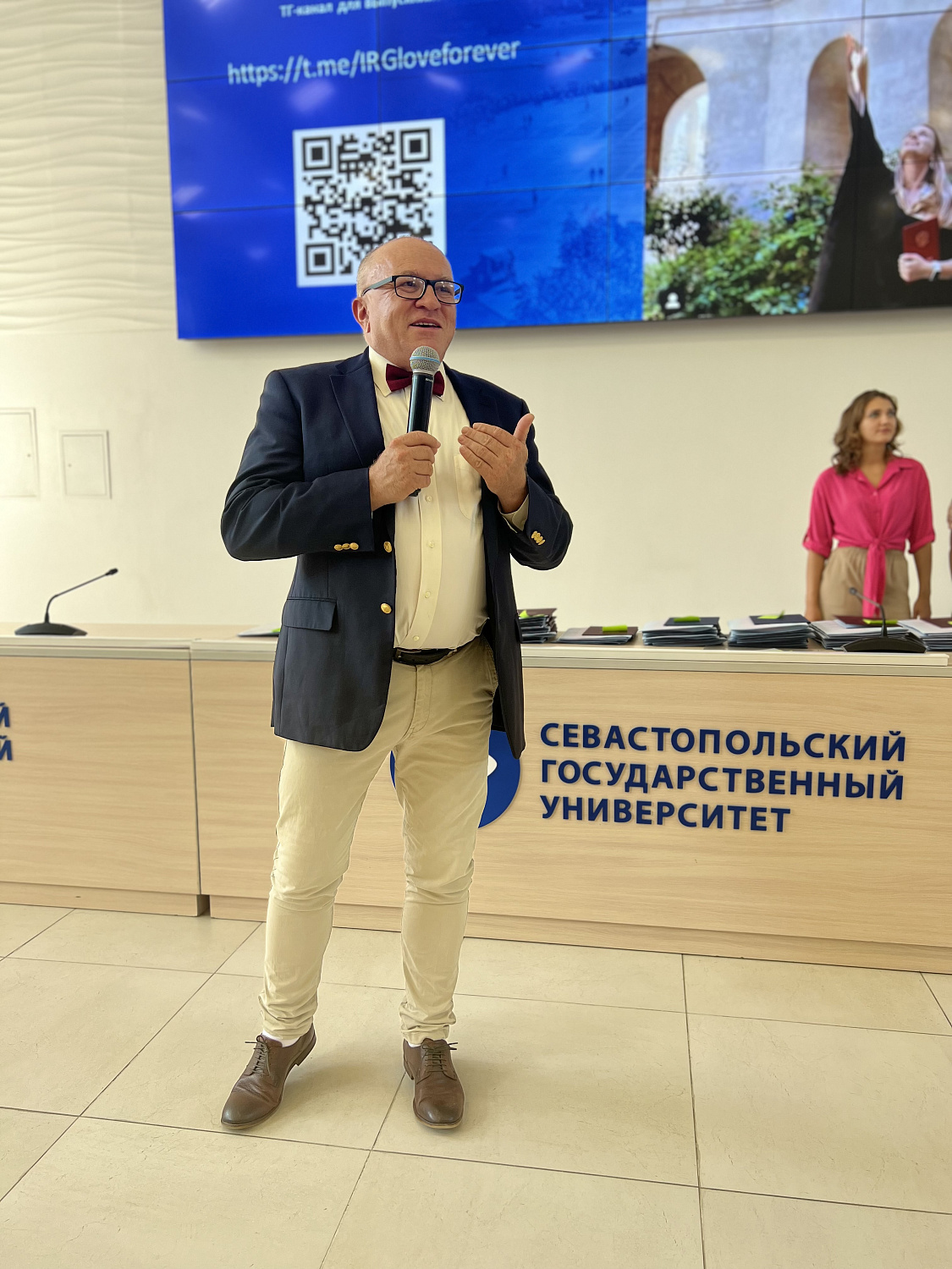 Руководитель Севастопольской дирекции ФАУ «РосКапСтрой» Игорь Шашков принял участие в церемонии вручения дипломов выпускникам Института развития города СевГУ